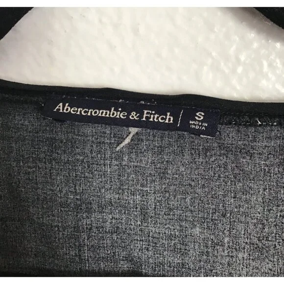 ABERCROMBIE & FITCH WOMENS BLACK FLORAL SHORT SLEEVE LIGHT WEIGHT TOP SIZE SMALL - Picture 3 of 5